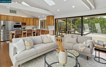 131 Clover Hill Ct in Danville, CA - Building Photo - Building Photo