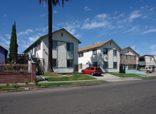 4054 Chamoune Ave in San Diego, CA - Foto de edificio - Building Photo