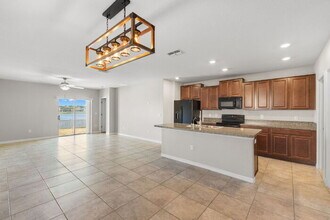 4263 Unbridled Song Dr in Sun City Center, FL - Foto de edificio - Building Photo