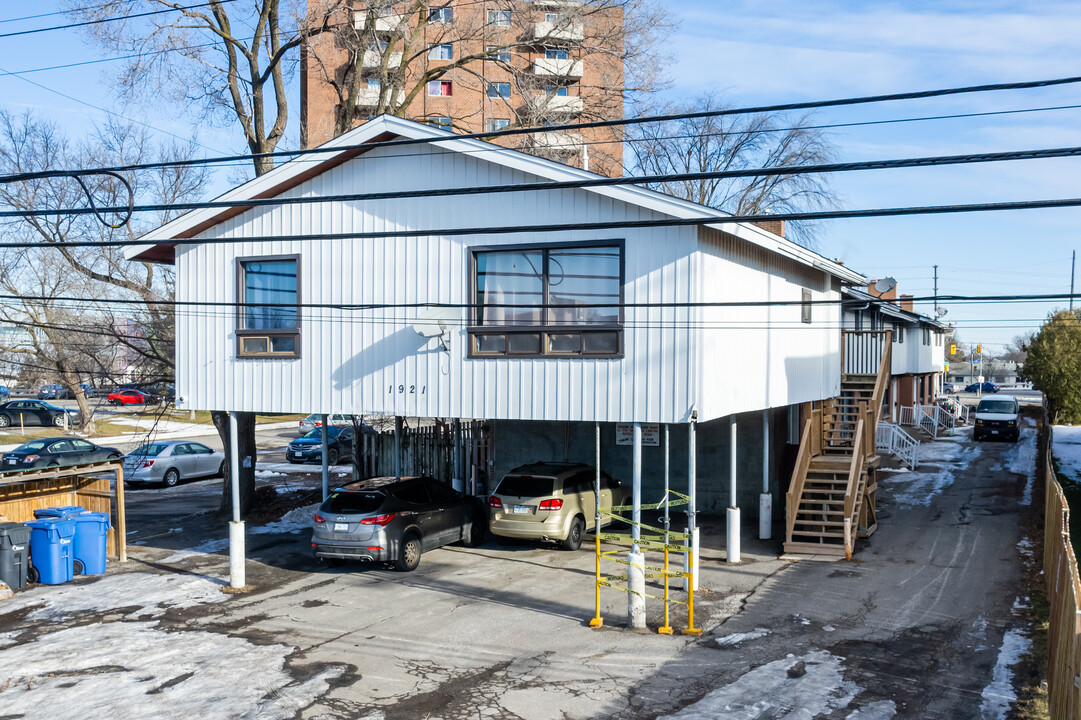 1921 St Laurent Blvd in Ottawa, ON - Building Photo