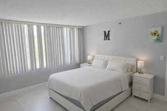 3300 W Rolling Hills Cir, Unit 509 in Davie, FL - Foto de edificio - Building Photo