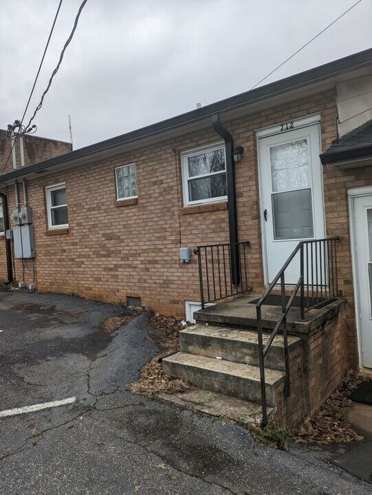 712 F Ave SE in Hickory, NC - Building Photo