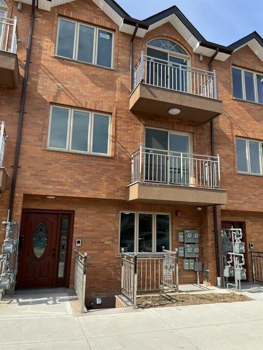 39-54 58th St-Unit -2FL in Queens, NY - Building Photo
