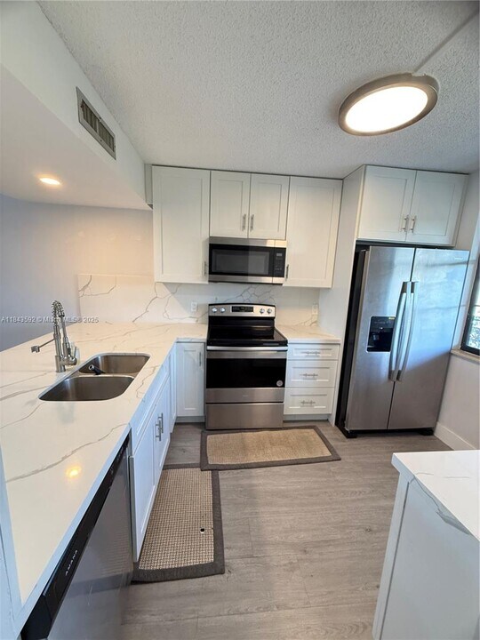1508 Whitehall Dr in Davie, FL - Building Photo
