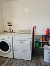 6623 Almeria Ave in Fontana, CA - Foto de edificio - Building Photo