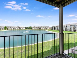 Oak Shores Apartments in Oak Creek, WI - Foto de edificio - Building Photo