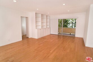 416 N Oakhurst Dr, Unit 205 in Beverly Hills, CA - Foto de edificio - Building Photo