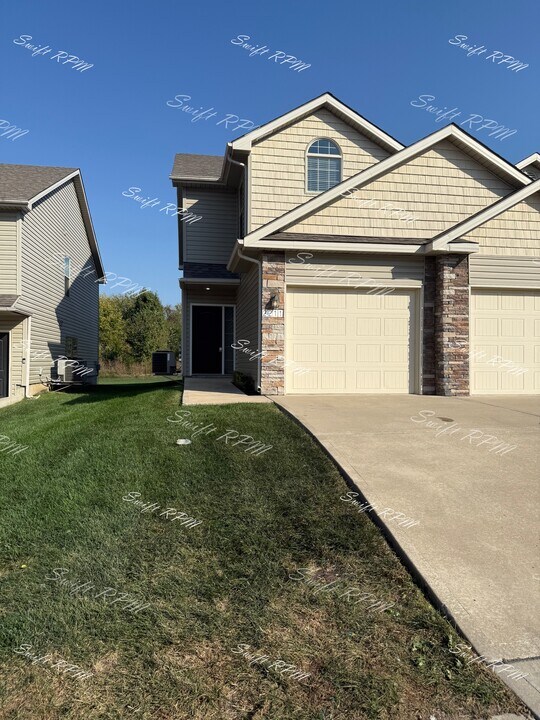 2211 Burningwood in Lee's Summit, MO - Building Photo