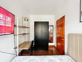 Furnished room/NOT APARTMENT, Unit 2 in Queens, NY - Building Photo