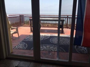 6693 Del Playa Dr in Isla Vista, CA - Building Photo - Building Photo