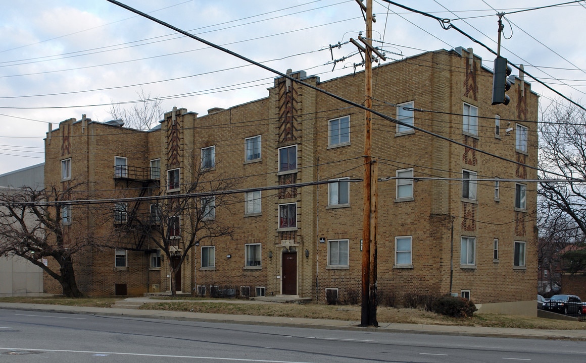 1222 William Howard Taft Rd in Cincinnati, OH - Building Photo