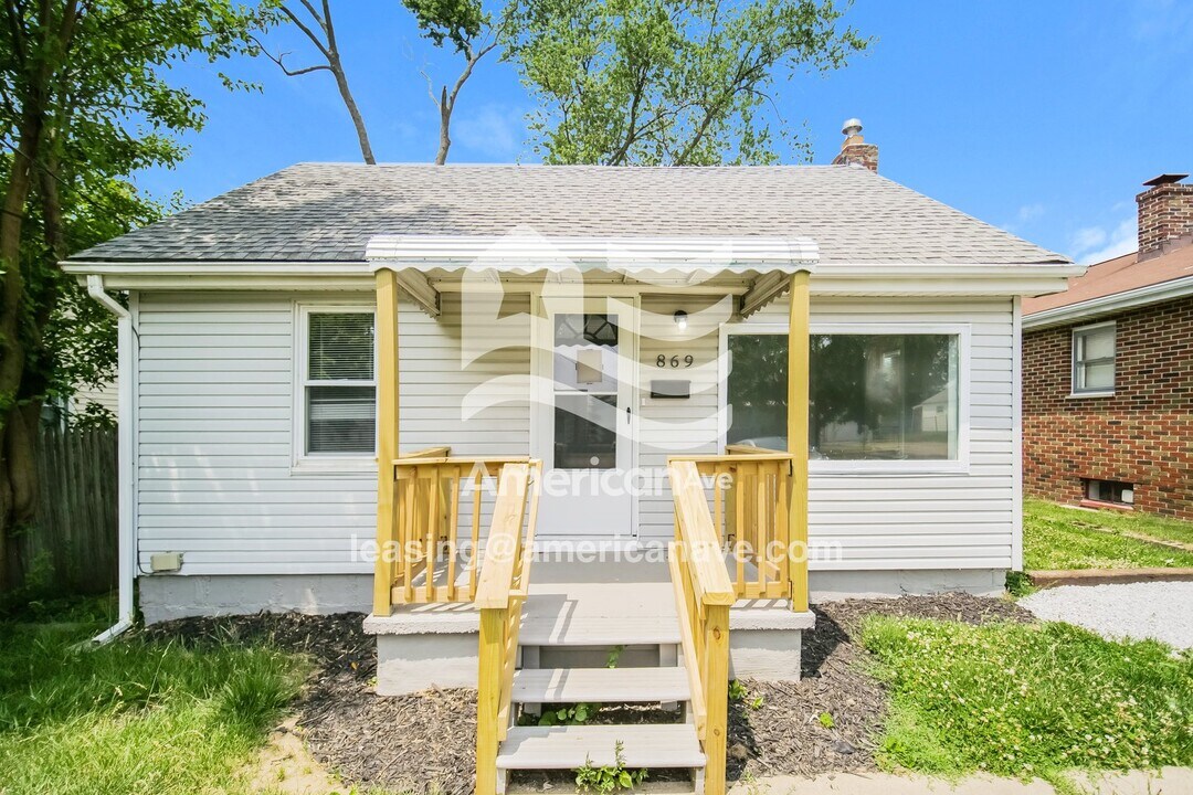 869 Triplett Blvd in Akron, OH - Building Photo