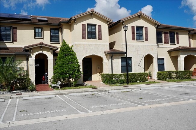 10606 West 33rd Ct in Hialeah, FL - Building Photo - Building Photo