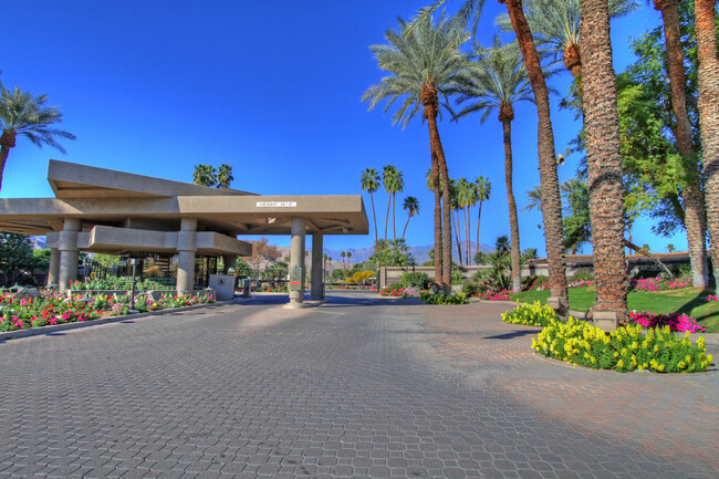 34 Columbia Dr in Rancho Mirage, CA - Foto de edificio - Building Photo