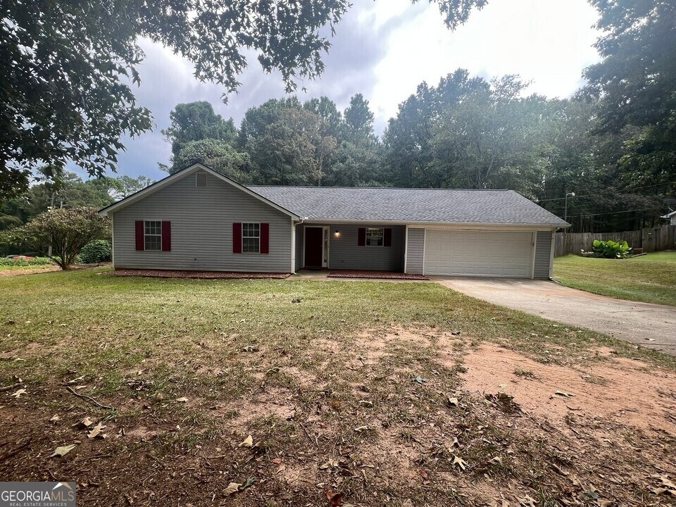 545 E Country Woods Dr in Covington, GA - Building Photo
