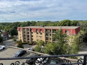 159 Franklin St, Unit #D3 in Stoneham, MA - Building Photo - Building Photo