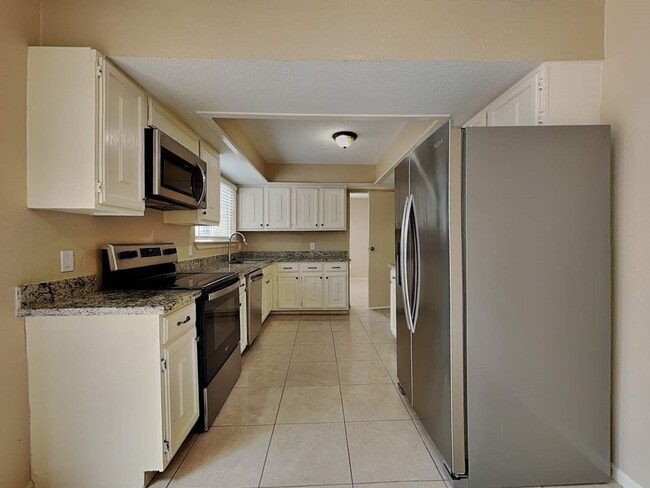 27 S White Pebble Ct in Spring, TX - Foto de edificio - Building Photo