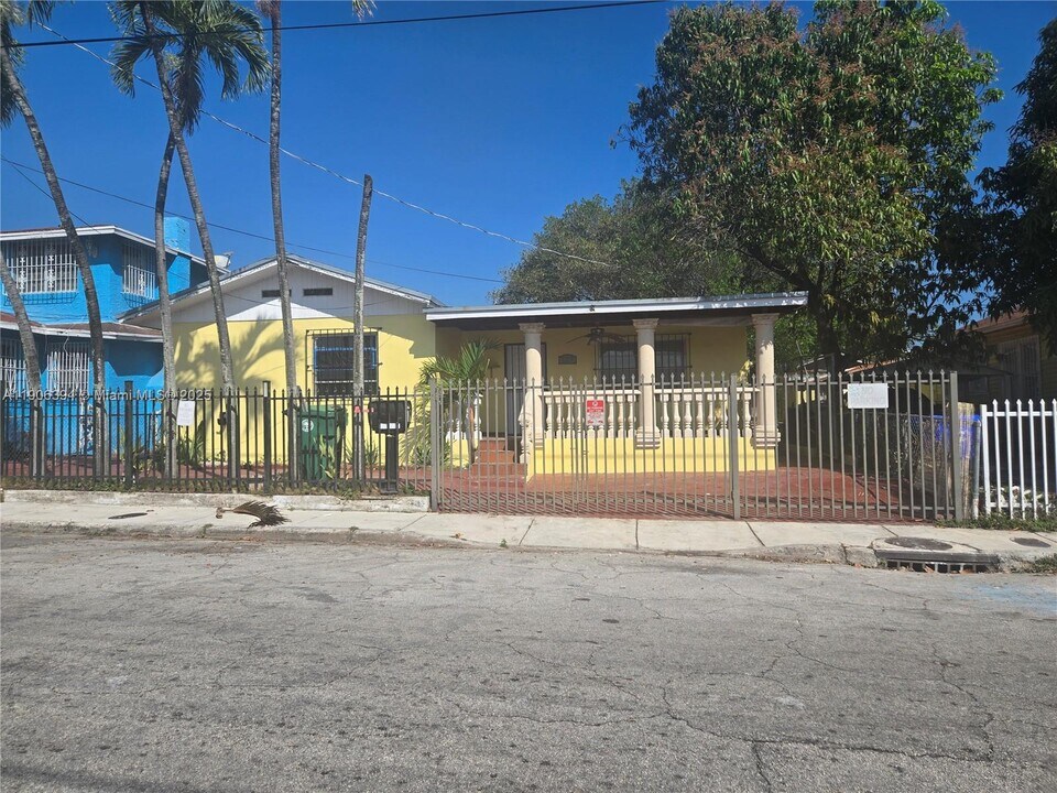 127 NW 19th Ave in Miami, FL - Building Photo