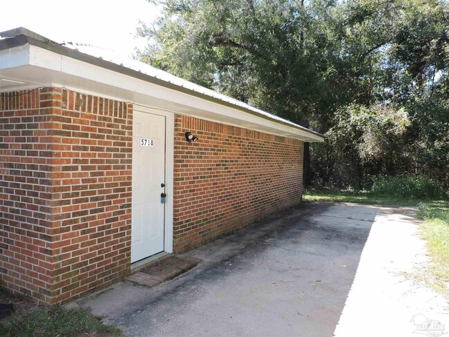 5718 Fairway Dr in Milton, FL - Building Photo - Building Photo