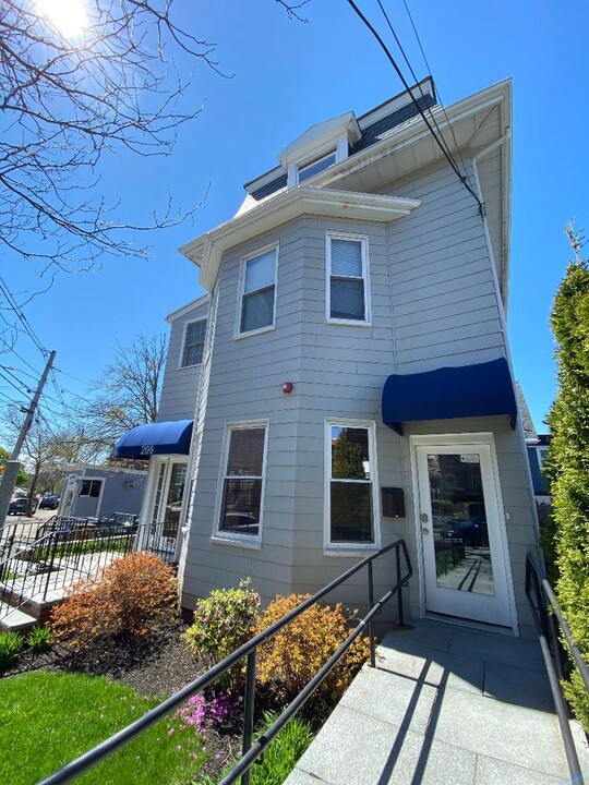 208 Holland St in Somerville, MA - Building Photo