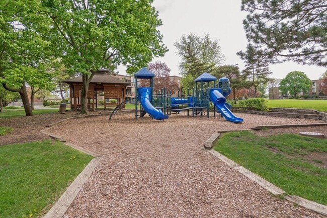 1489 N Winslowe Dr, Unit 100 in Palatine, IL - Building Photo - Building Photo