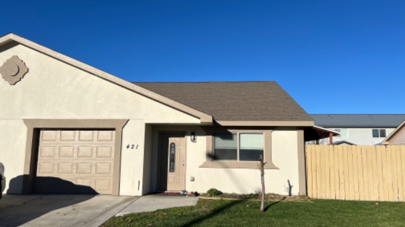 421 E St NE in Quincy, WA - Foto de edificio