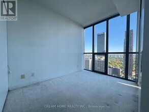110 Charles St E in Toronto, ON - Building Photo - Building Photo