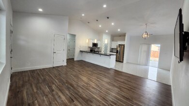 7618 McBeth Ln NE in Moses Lake, WA - Foto de edificio - Building Photo
