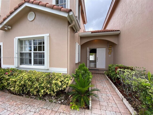 562 NW 130th Ave in Pembroke Pines, FL - Building Photo - Building Photo
