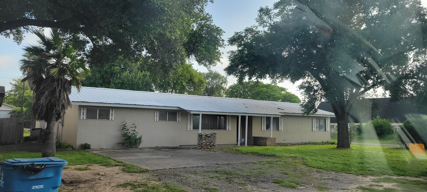 404 SW 10th St in Premont, TX - Building Photo