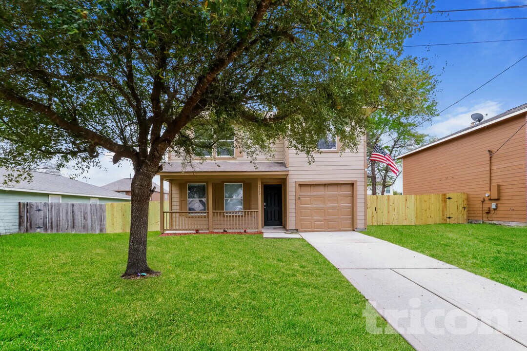 16783 Fallen Timbers Dr in Conroe, TX - Building Photo