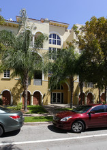 107 Mendoza Ave in Coral Gables, FL - Foto de edificio - Building Photo