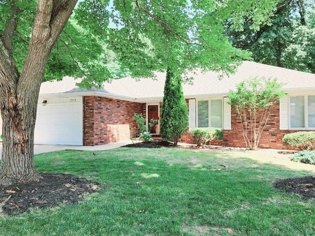 2211 E Cragmont St in Springfield, MO - Building Photo - Building Photo