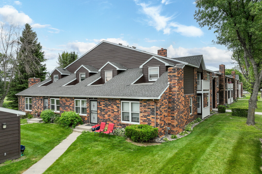 CARRINGTON COURT in Grand Forks, ND - Building Photo