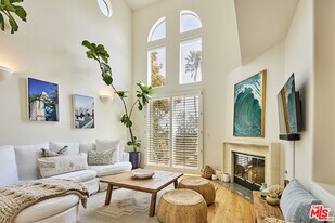 6453 Zuma View Pl in Malibu, CA - Building Photo