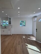 9809 Creemore Dr, Unit 9807 in Tujunga, CA - Foto de edificio - Building Photo
