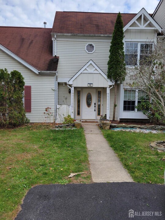 15 Van Pelt Ct in East Brunswick, NJ - Foto de edificio