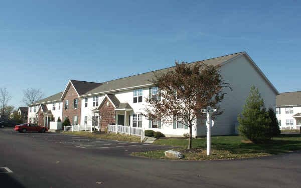 Pine Lake Condominiums in Hilliard, OH - Foto de edificio