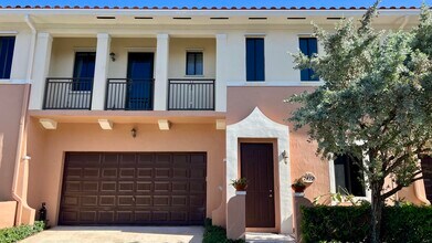 2422 Venetian Way in Boynton Beach, FL - Building Photo - Building Photo
