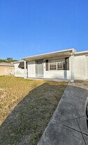 9130 Chatam Ln, Unit 4-4 in Port Richey, FL - Building Photo