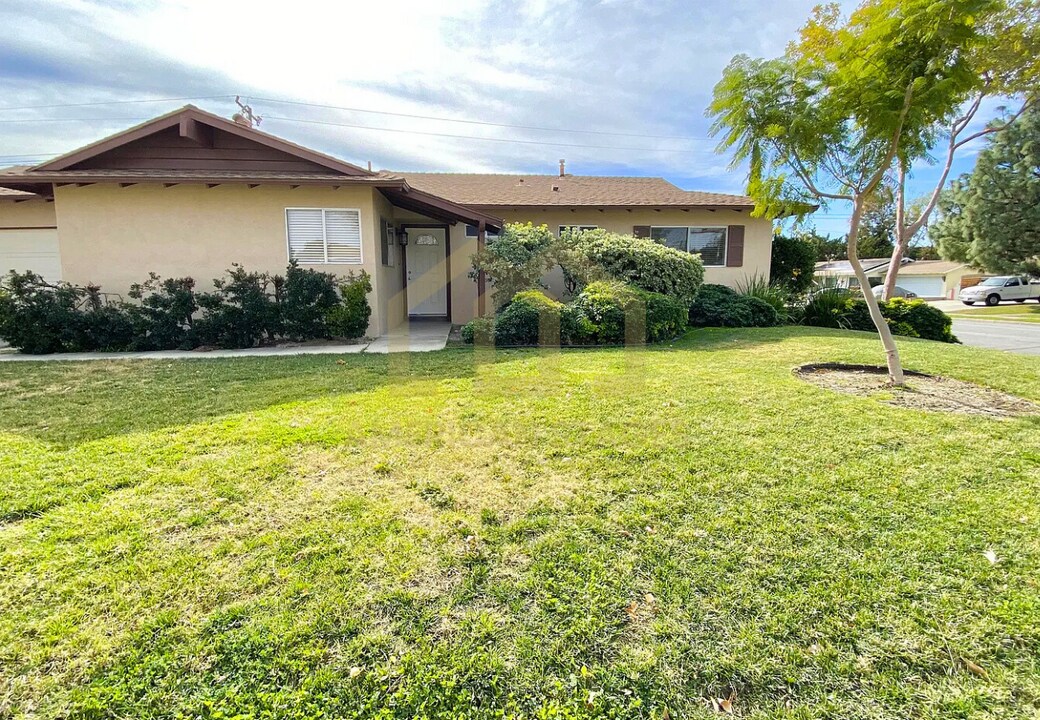 3502 Hearst Dr in Simi Valley, CA - Building Photo