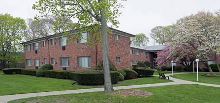 Fairfield Maples at Bay Shore in Bay Shore, NY - Building Photo - Building Photo