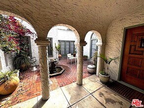 914 Burnside Ave in Los Angeles, CA - Building Photo - Building Photo