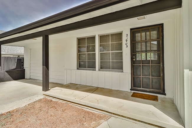 21905 Viscanio Rd in Woodland Hills, CA - Foto de edificio - Building Photo