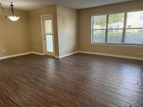 11901 4th St N in St. Petersburg, FL - Foto de edificio - Building Photo