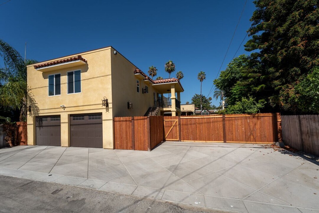 711 N Clementine St in Anaheim, CA - Building Photo