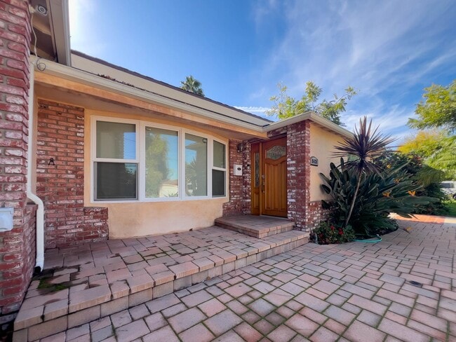 15424 Camarillo St in Sherman Oaks, CA - Building Photo - Building Photo