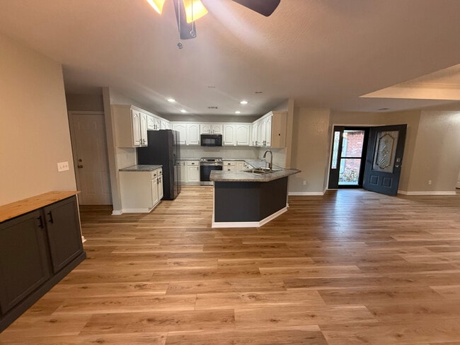 404 E 9th St in Grove, OK - Building Photo - Building Photo