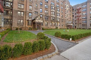 250 Martine Ave in White Plains, NY - Building Photo