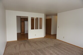 Hartwell Place Apartments in Waukesha, WI - Foto de edificio - Building Photo